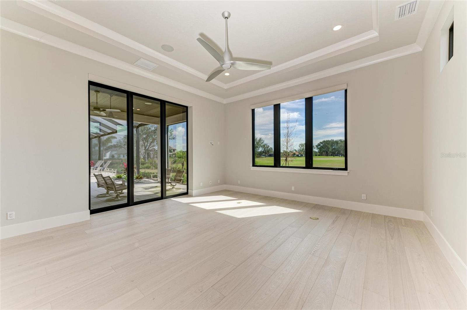 FOUNDERS CLUB - Residential