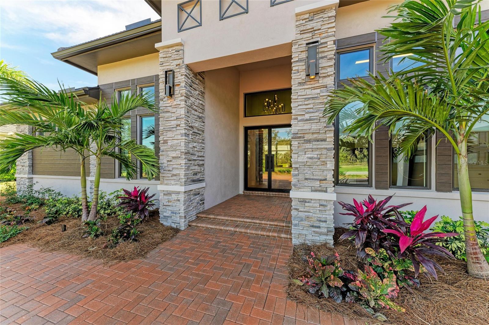 FOUNDERS CLUB - Residential