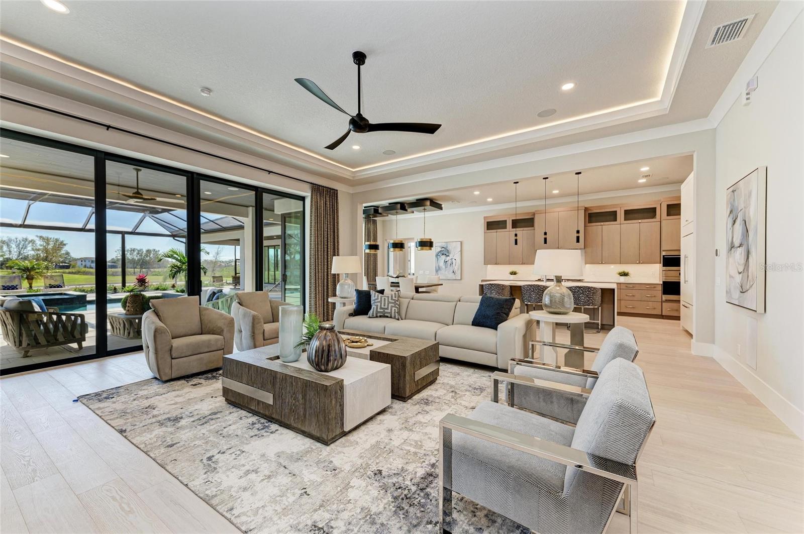 FOUNDERS CLUB - Residential