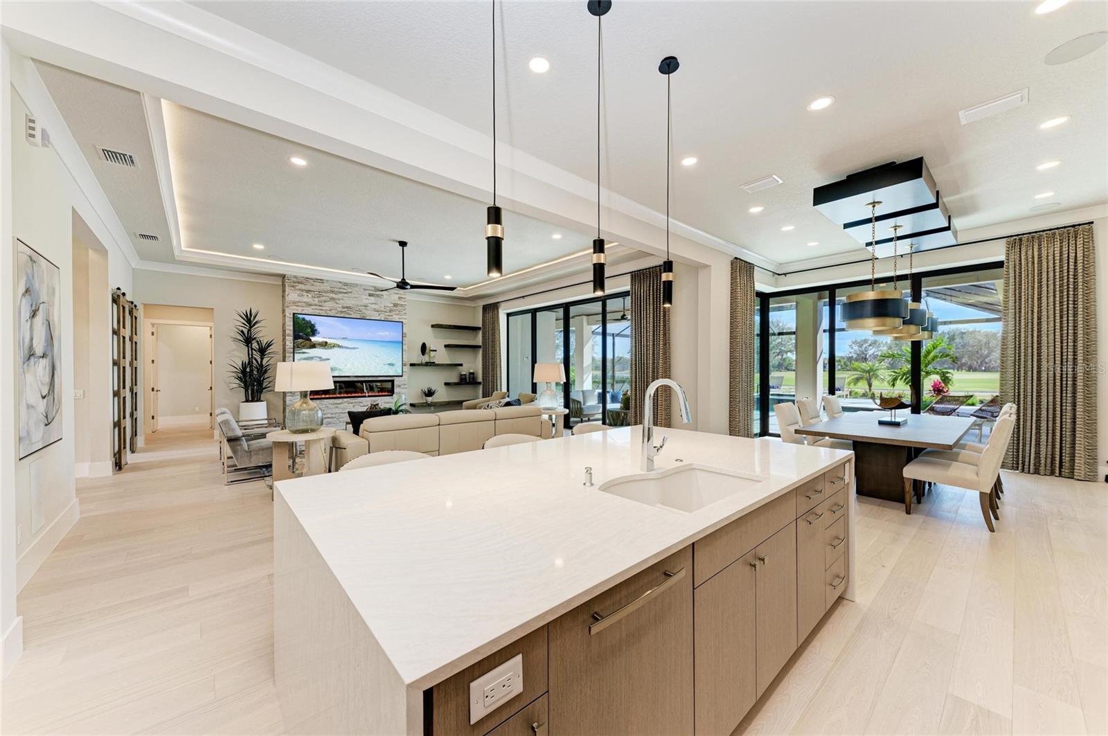 FOUNDERS CLUB - Residential