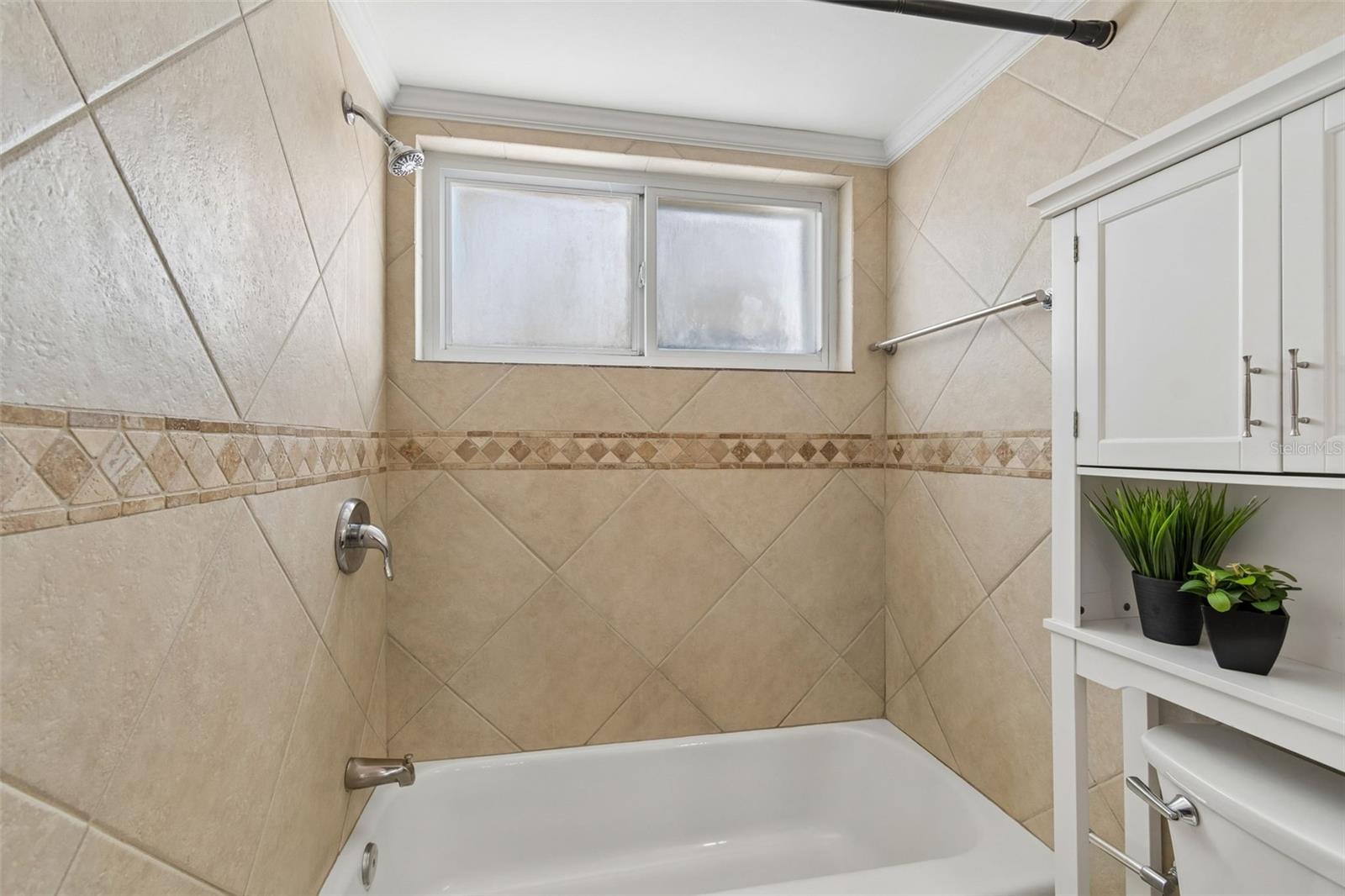 TROPICAL BREEZE CONDO - Residential