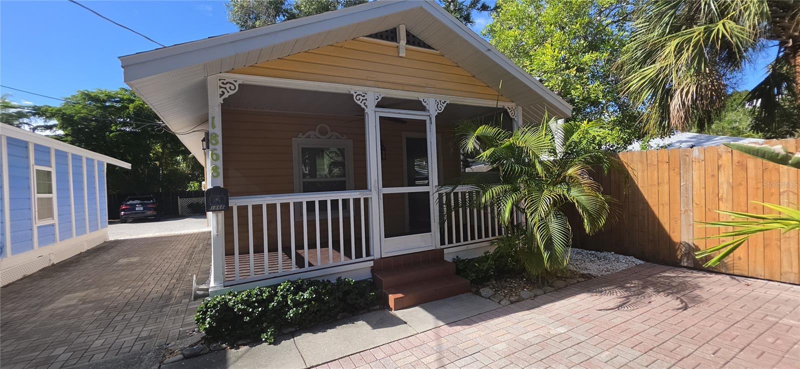 1868 LAUREL STREET