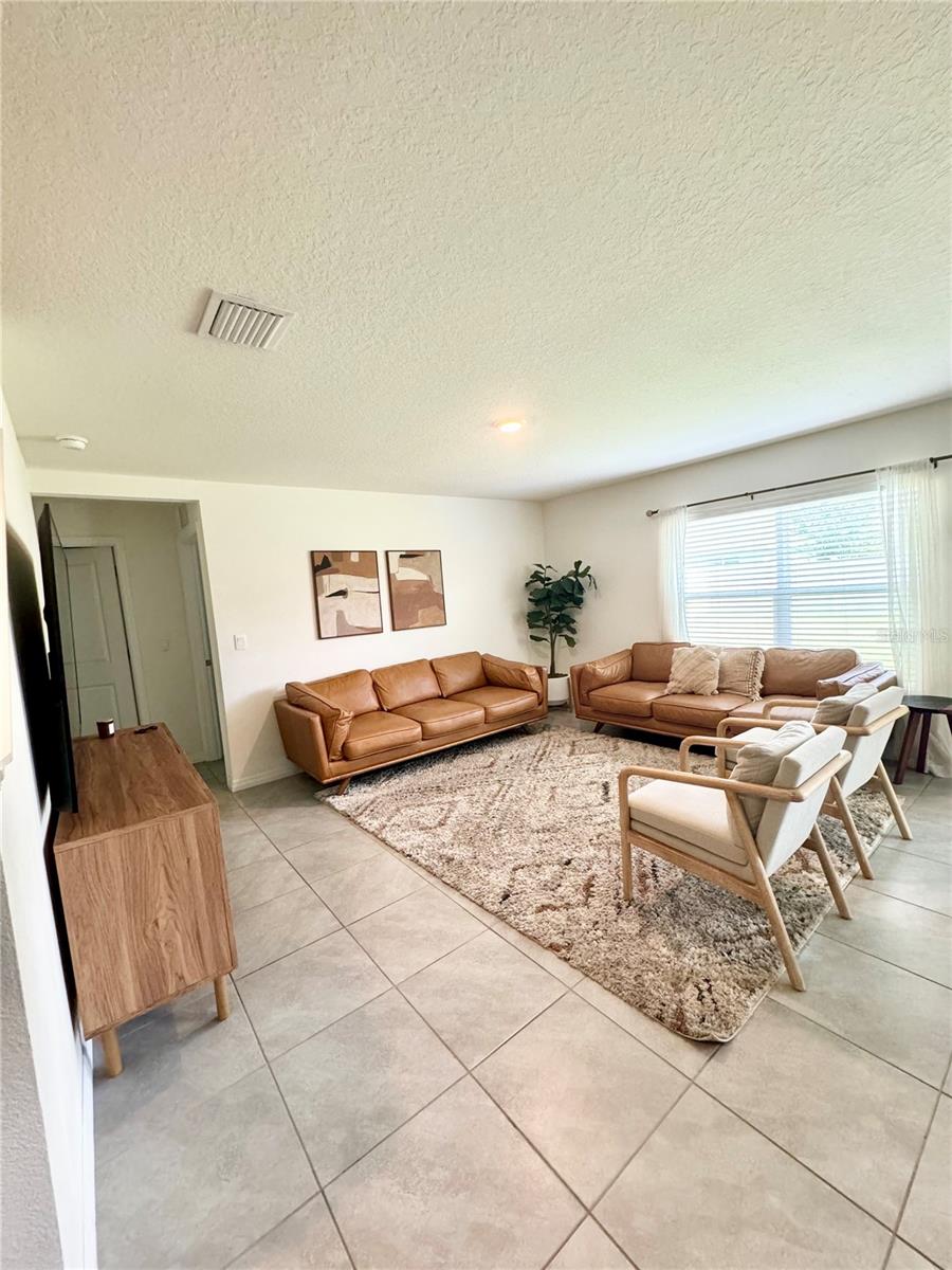 TRIUMPH SOUTH PH 1 - Residential