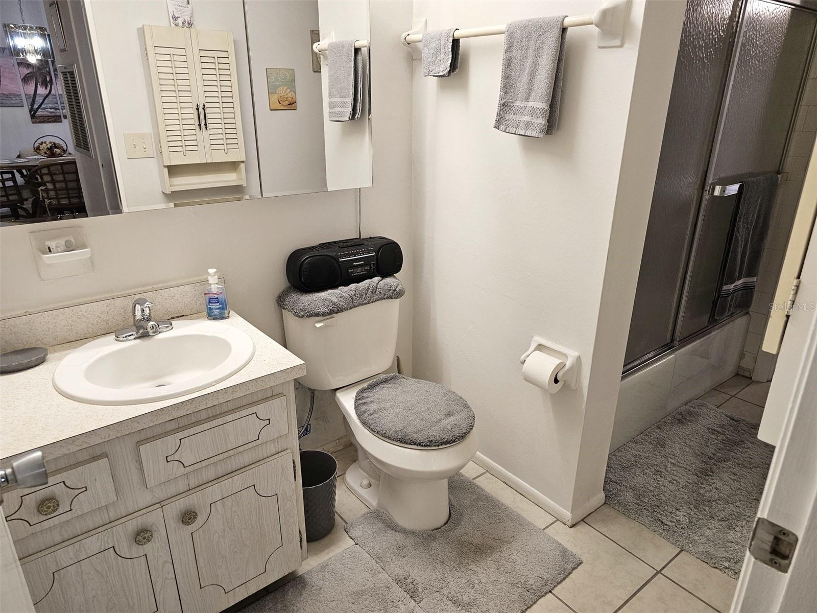 BAYSHORE ON THE LAKE APTS II SEC 3 - Residential Lease