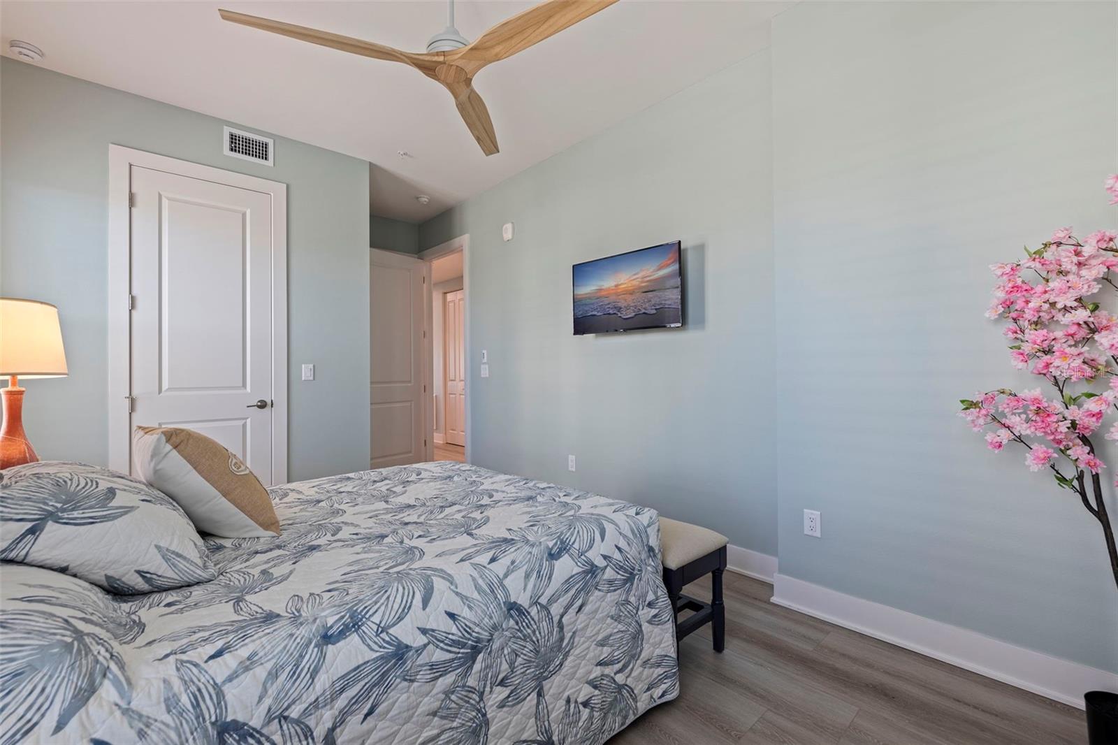 RESIDENCES AT TOWN CENTER CONDO - Residential Lease