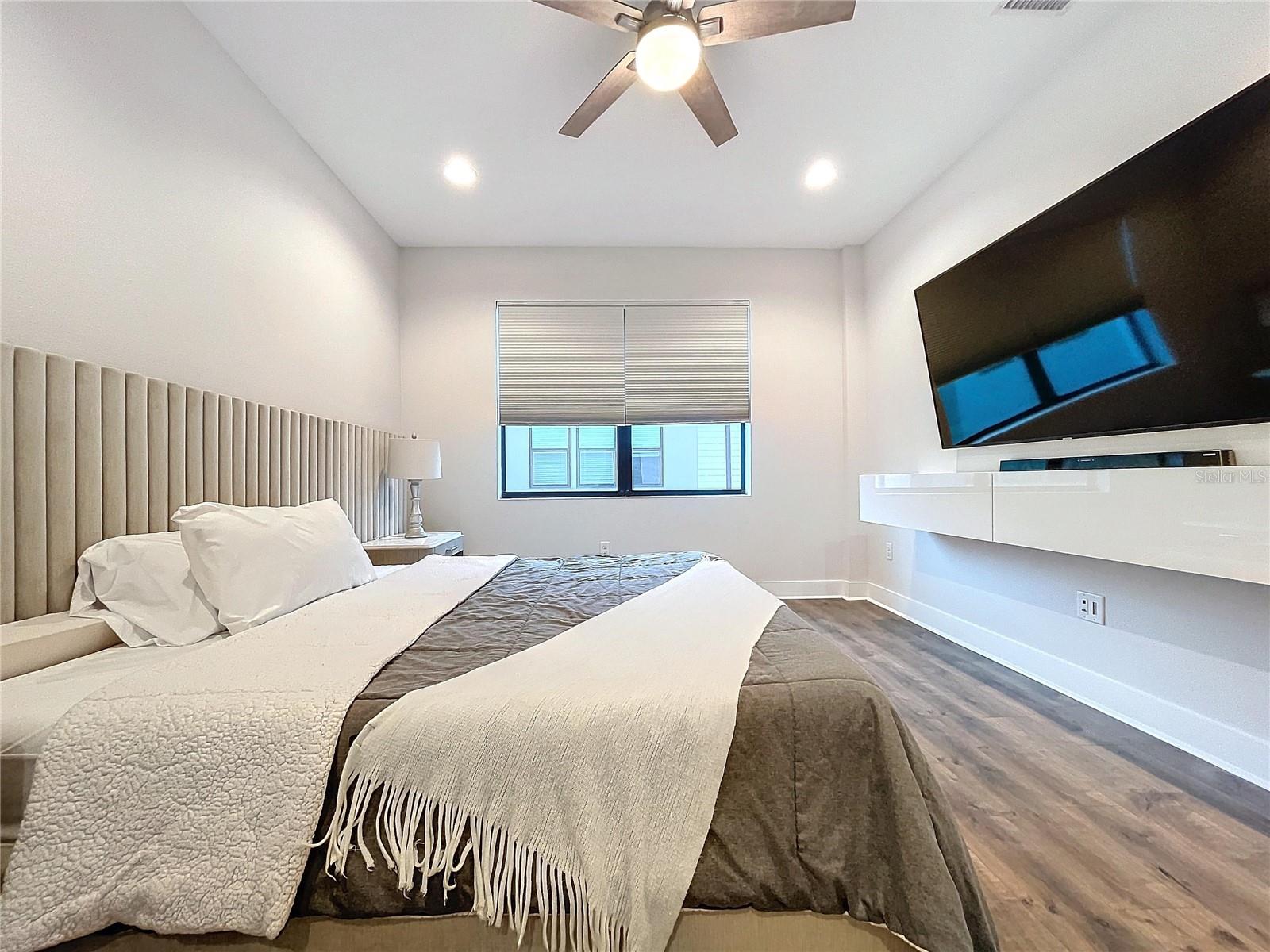 WESTSHORE VILLAGE TWNHMS - Residential