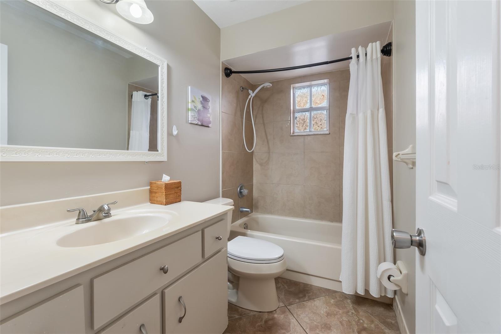 PELICAN BAY PH 03 UNIT 01 - Residential Lease