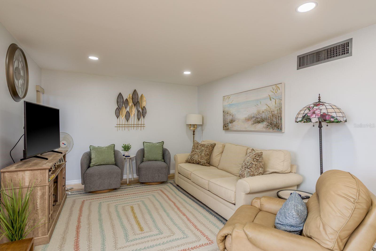 SUNSHINE TOWERS APT RESIDENCES - Residential