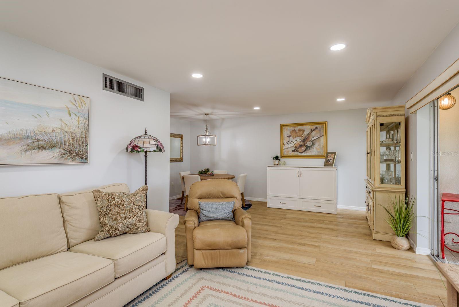 SUNSHINE TOWERS APT RESIDENCES - Residential