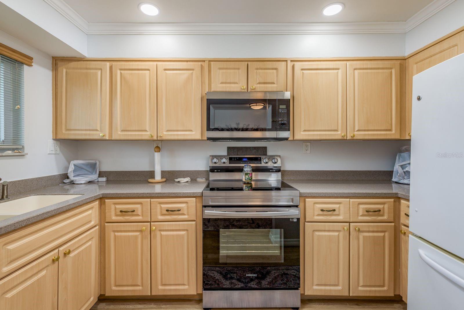 SUNSHINE TOWERS APT RESIDENCES - Residential