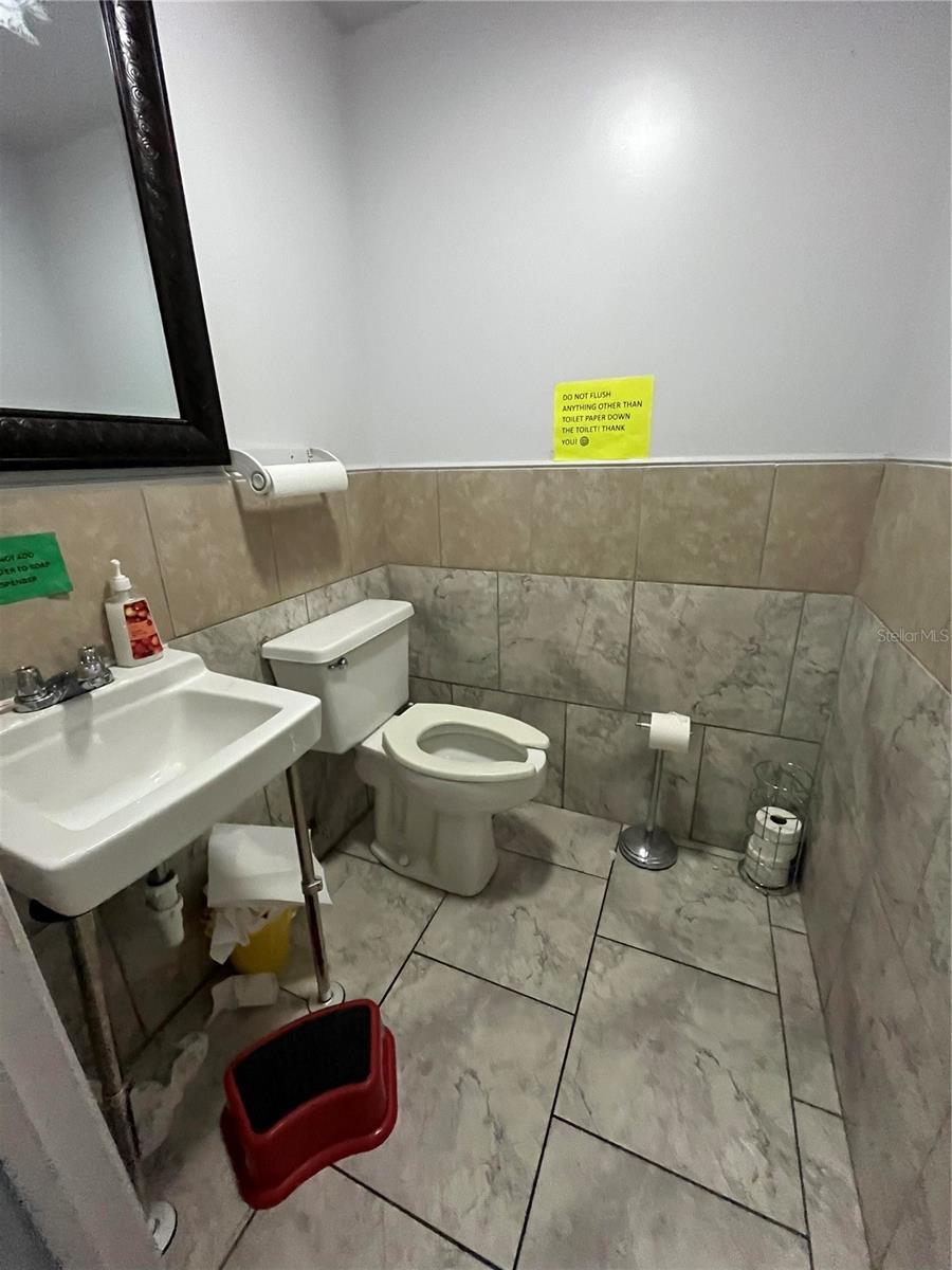 OCALA SQUARE - Commercial Lease