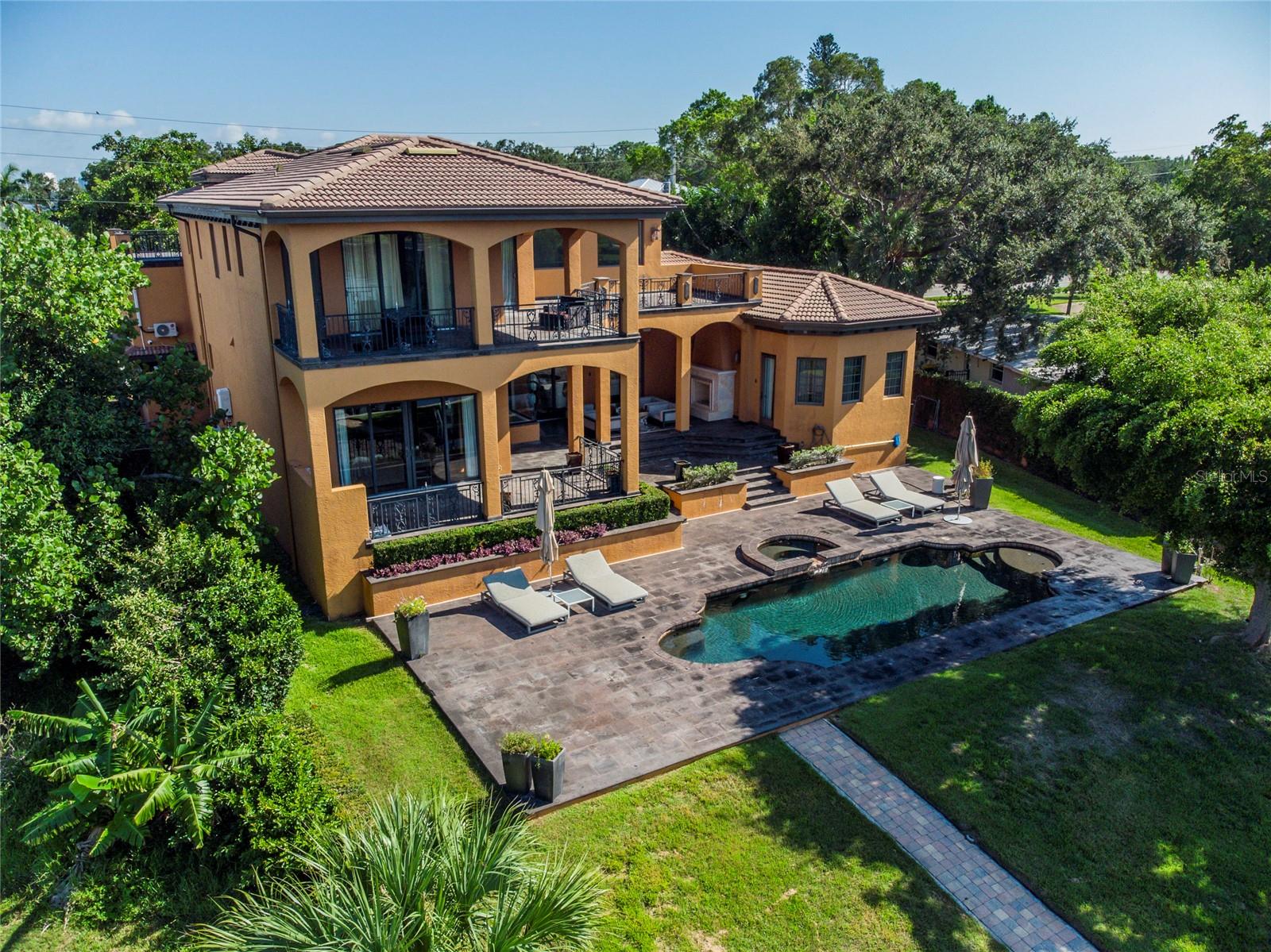 1502 SIESTA DRIVE