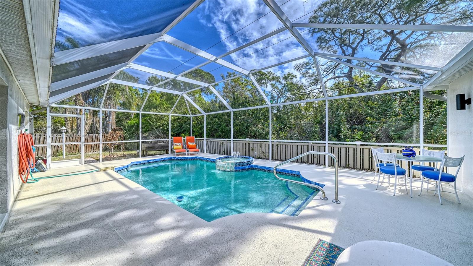 HAMLETS GROVE - Residential