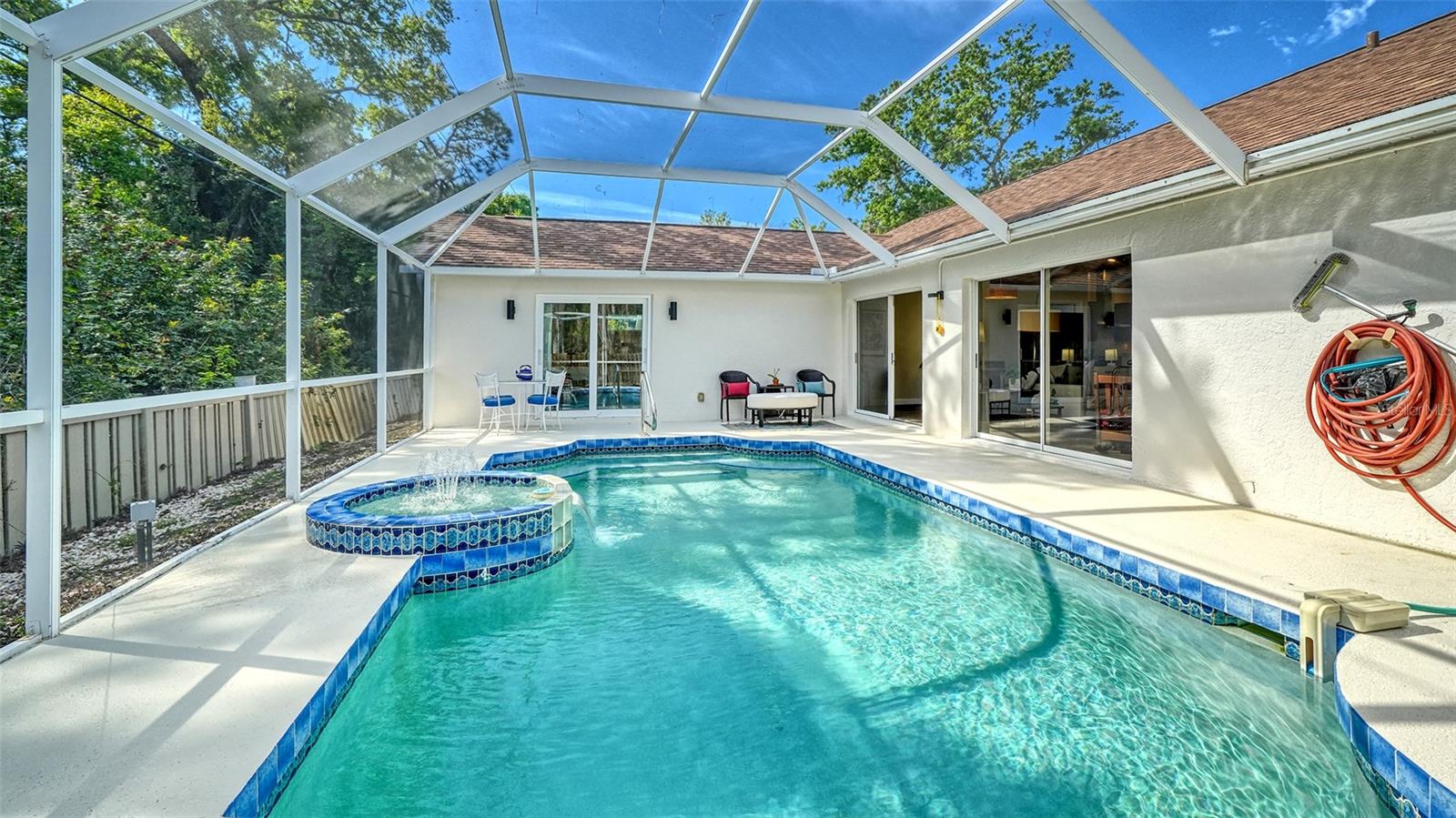 HAMLETS GROVE - Residential