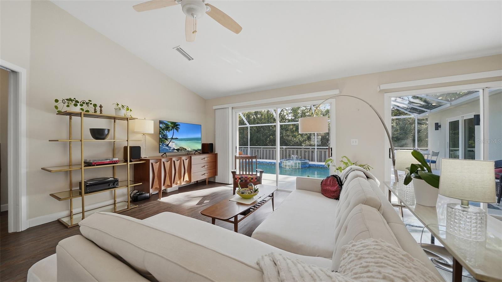 HAMLETS GROVE - Residential