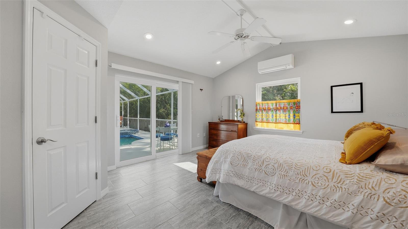 HAMLETS GROVE - Residential