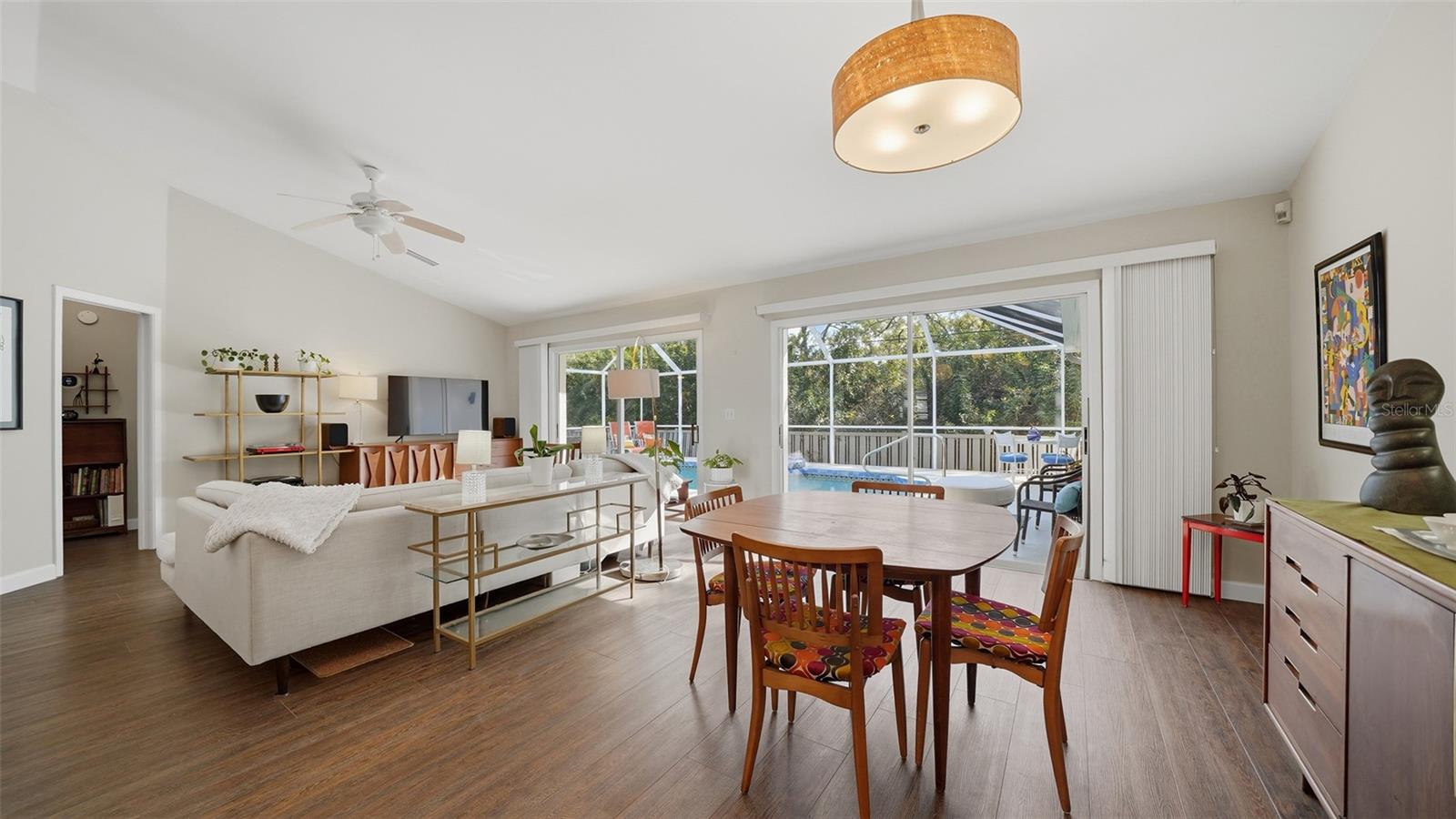 HAMLETS GROVE - Residential