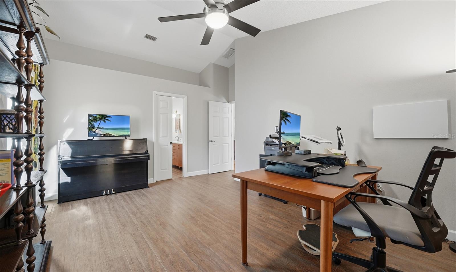 HAMLETS GROVE - Residential