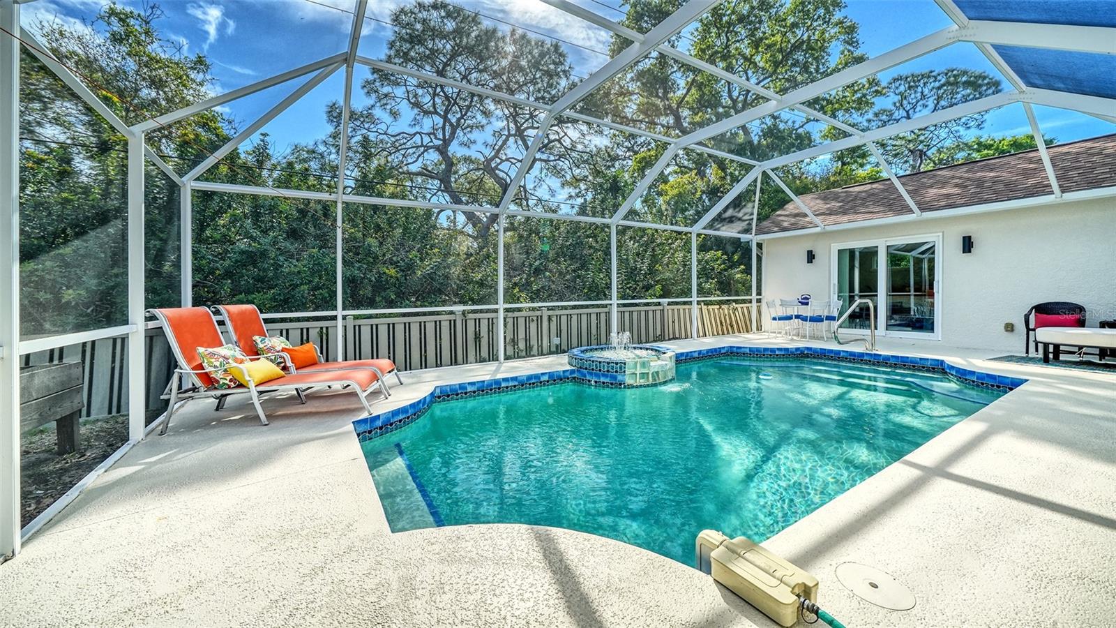 HAMLETS GROVE - Residential