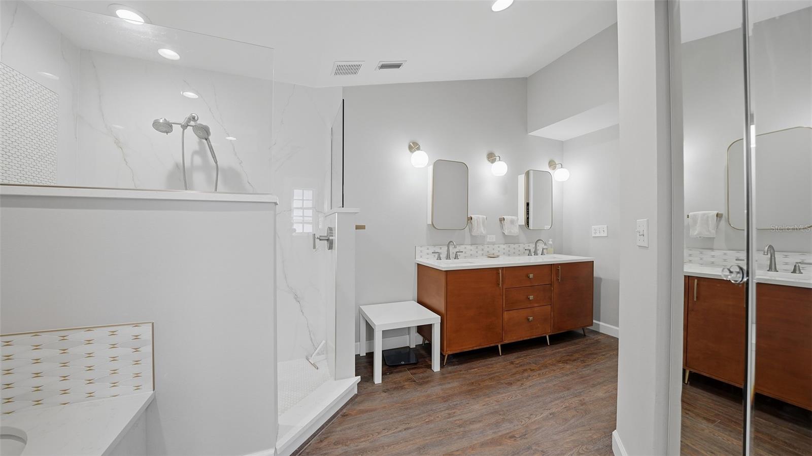 HAMLETS GROVE - Residential