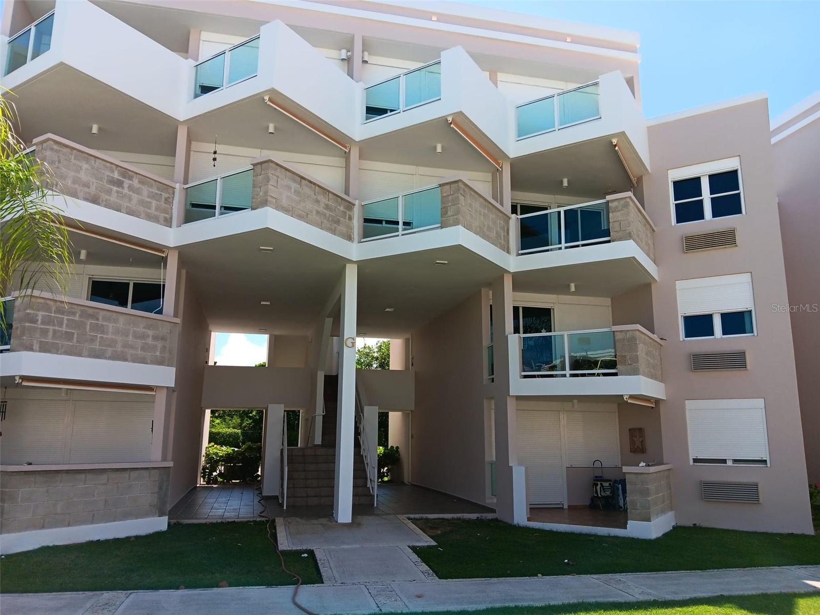 Bosque del Mar Condominium at Rio Grande is one of the most attractive condo for beach lovers. Security, well management, steps to the beach.
Restaurants, golf courses, Horseback riding, less 5 minutes and the Best of all so close to the National Rain Forest El Yunque in less 15 minutes.
Easy and direct access to the beach. Few steps. Short rentals allowed. Get ROI.