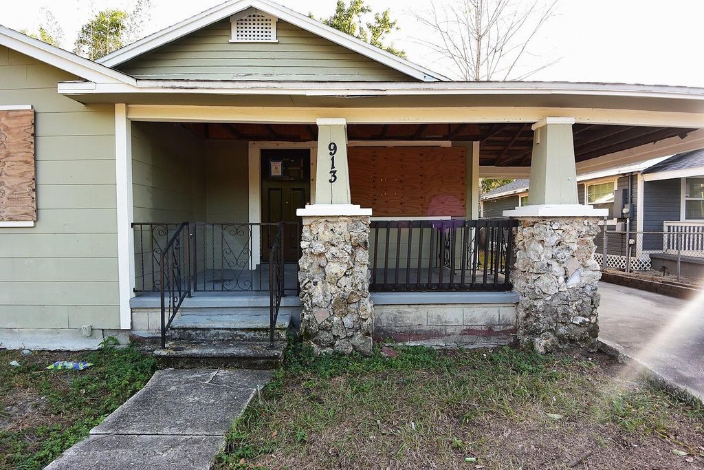 Photo of 913 E 28th Avenue, Tampa, FL 33605 (MLS # W7880704)