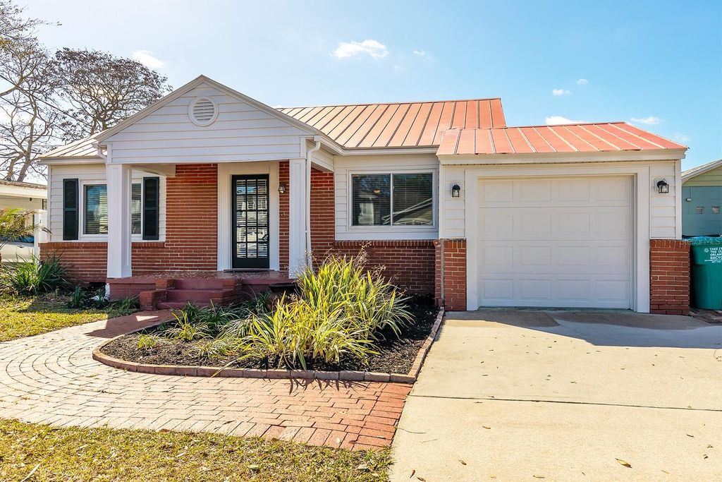 Photo of 220 E Grant Street, Orlando, FL 32806 (MLS # O6383573)