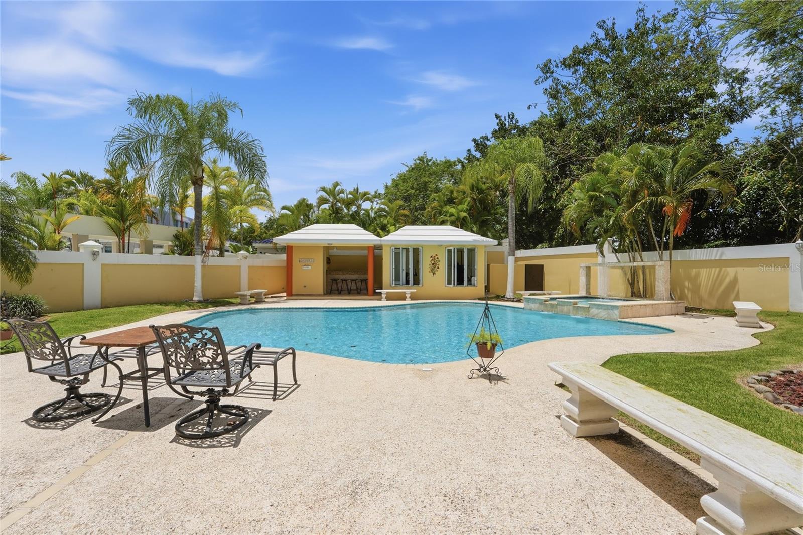 LAS FLORES DE MONTEHIEDRA - Residential