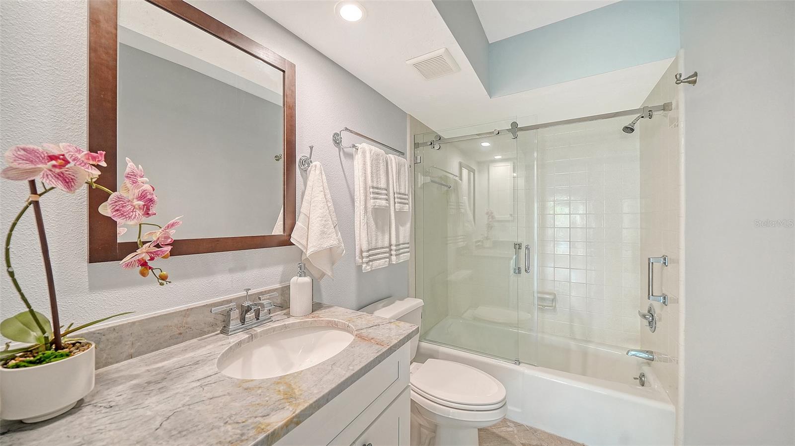 WHISPERING SANDS - Residential