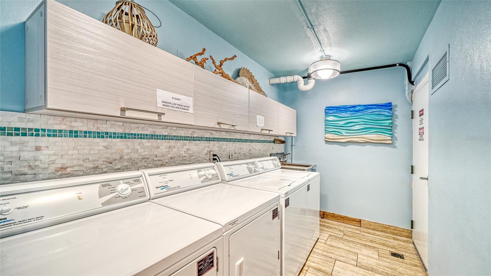 WHISPERING SANDS - Residential