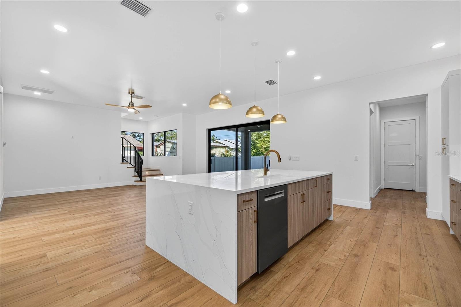 SOUTH SHADOW LAWN - Residential