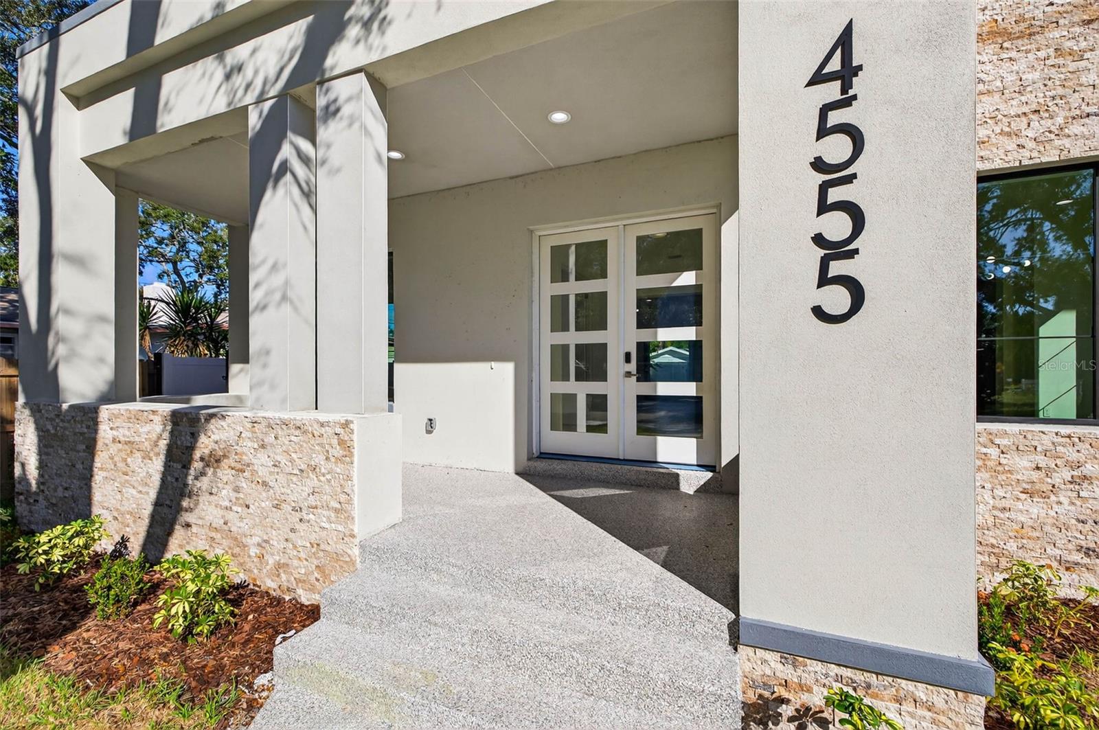 SOUTH SHADOW LAWN - Residential