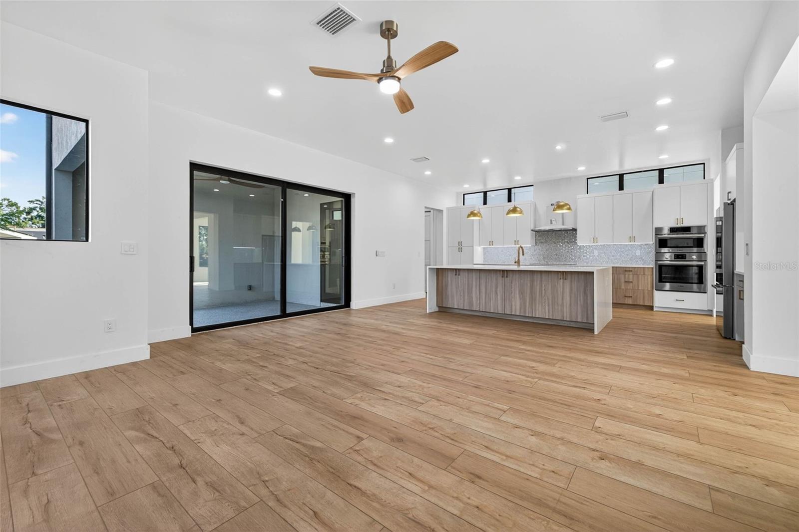 SOUTH SHADOW LAWN - Residential