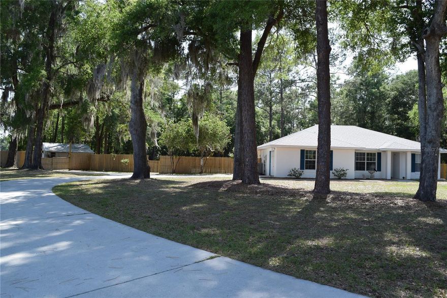 Escape the city with an easy commute! On spacious 1-acre cul-de-sac lot in RiverGlen Subdivision, this open concept one story 3bd/2ba home is minutes from downtown High Springs with fast access to Hwys 75, 441, 41, 27, and 340, multiple springs & rivers, shopping, & High Springs schools. Newer Roof in 2022. Bright airy open floor plan w/vaulted ceilings is perfect for entertaining. Large picturesque front yard & spacious fenced back yard and shed with cold AC gives the feeling of country living! The perfect balance of peaceful country like living & everyday practicality for busy professionals & growing families. 

* Wood storage shelves in garage not inlcluded in sale.