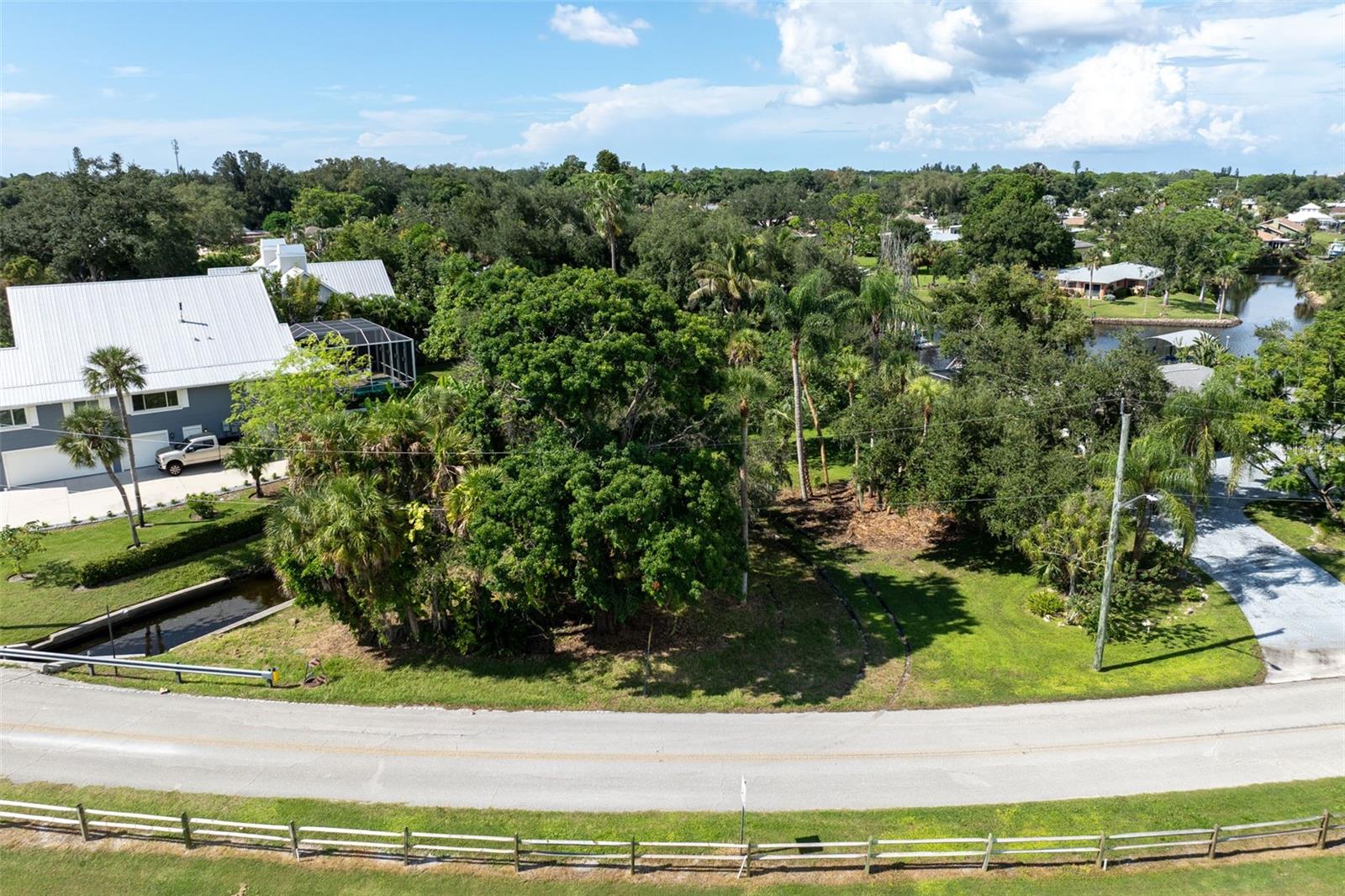 423 MAGELLAN DRIVE, SARASOTA, FL, 34243 4 423 MAGELLAN DRIVE