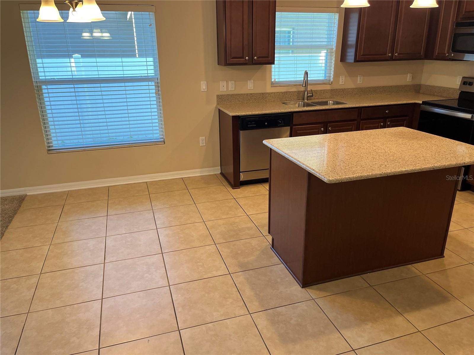 SIGNATURE LAKES PH 02 A B H I J - Residential Lease