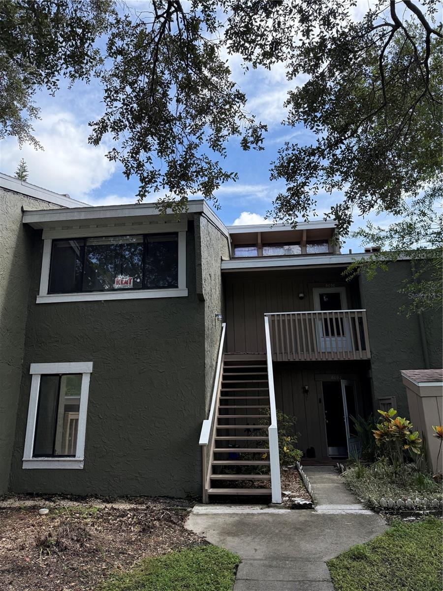 Fantastic location in the heart of Orlando! This property is just minutes from Universal Studios, SeaWorld, and a short drive to Walt Disney World. Ideal for professionals working near the attractions and major employment centers. Zoned for highly rated schools, making it a perfect choice for families seeking both convenience and quality education