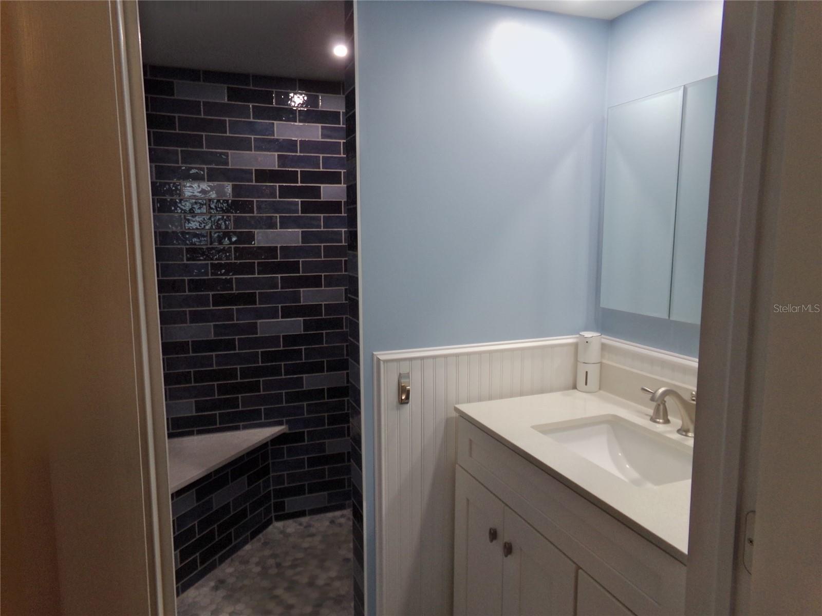 LEMON BAY BREEZES PH 01 - Residential