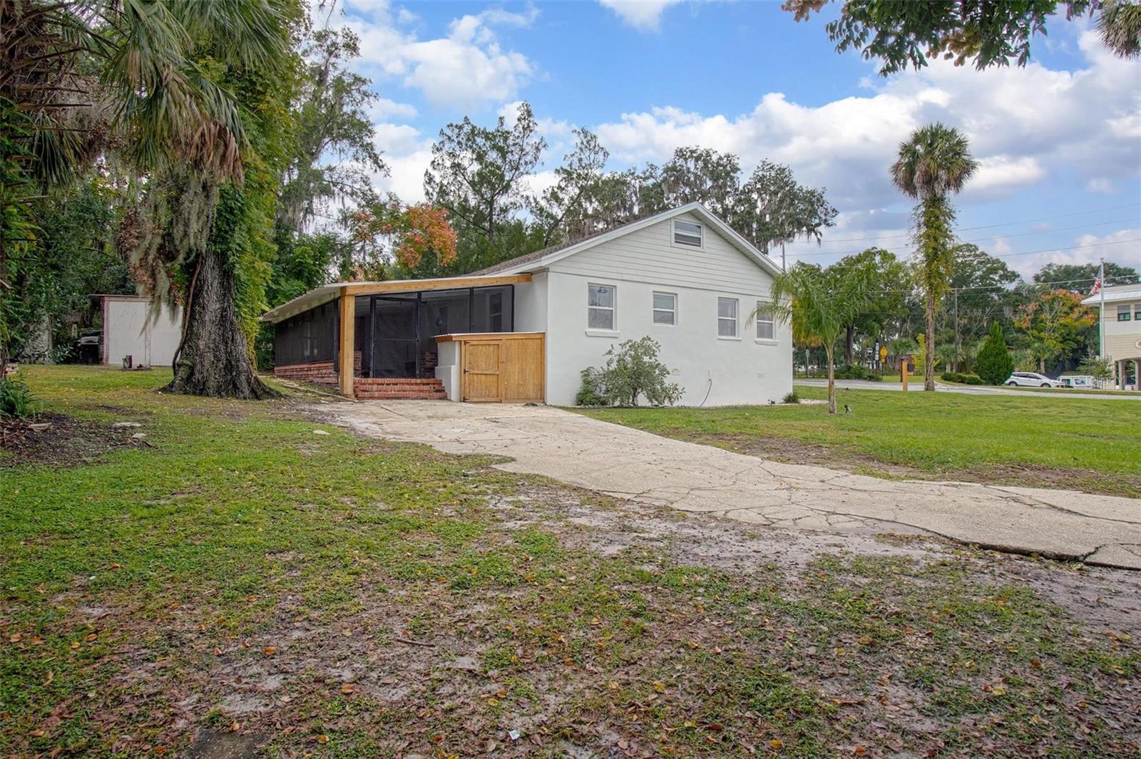 BALLARDS IN BLK 08 HOWRYS ADD DELAND - Residential