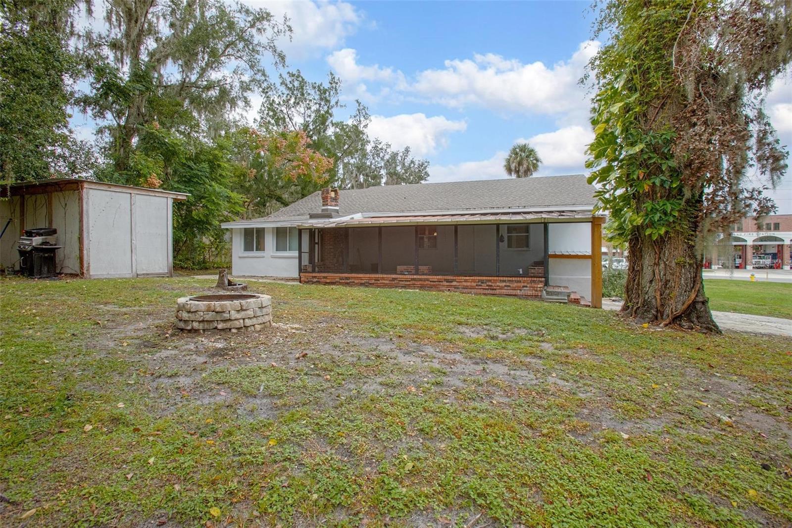 BALLARDS IN BLK 08 HOWRYS ADD DELAND - Residential