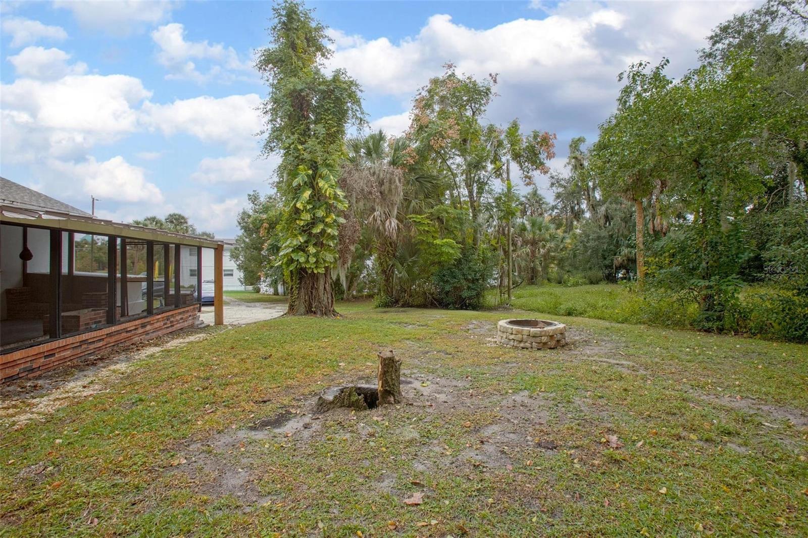 BALLARDS IN BLK 08 HOWRYS ADD DELAND - Residential