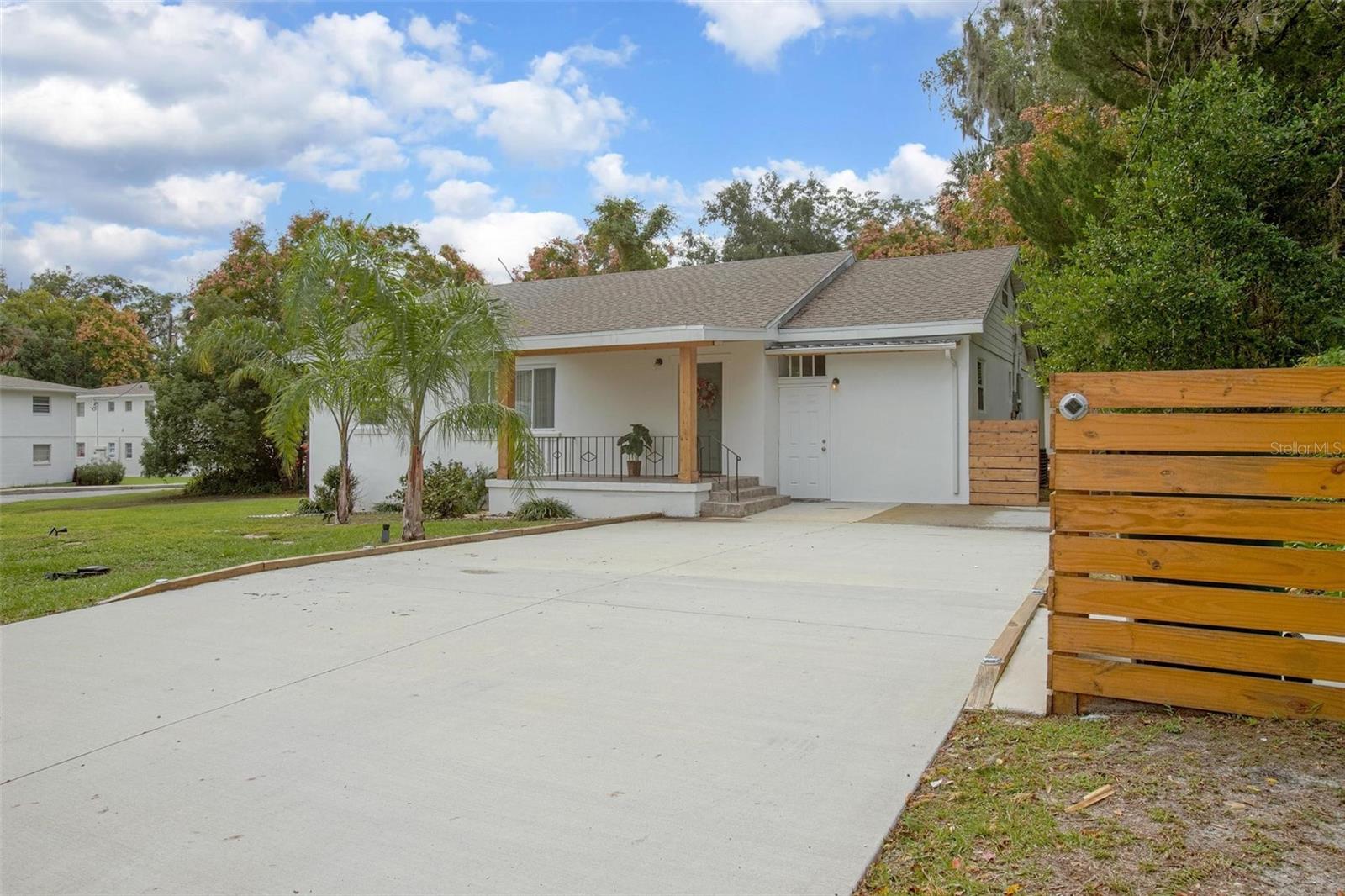 BALLARDS IN BLK 08 HOWRYS ADD DELAND - Residential