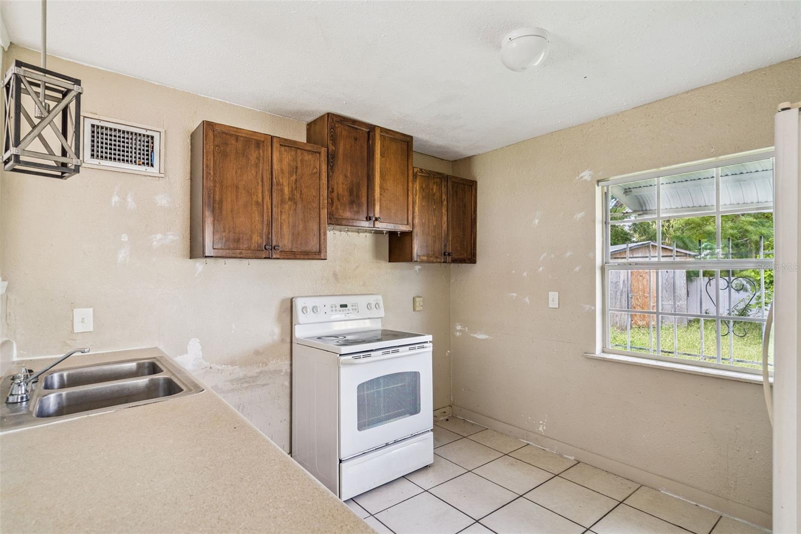 PINE HILLS SUB 11 - Residential Lease