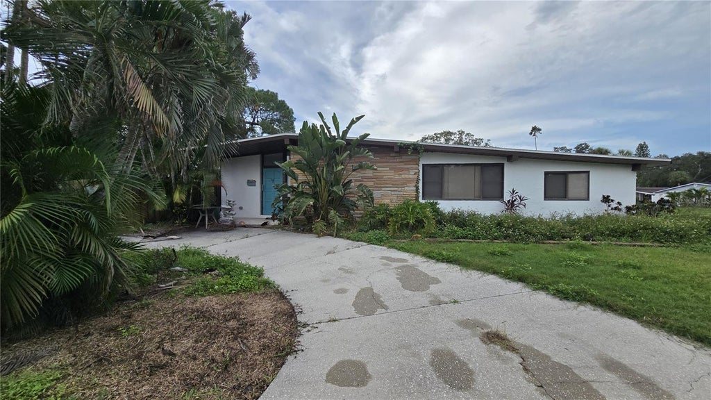 Photo of 1600 Delaware Avenue NE, St Petersburg, FL 33703 (MLS # TB8558103)