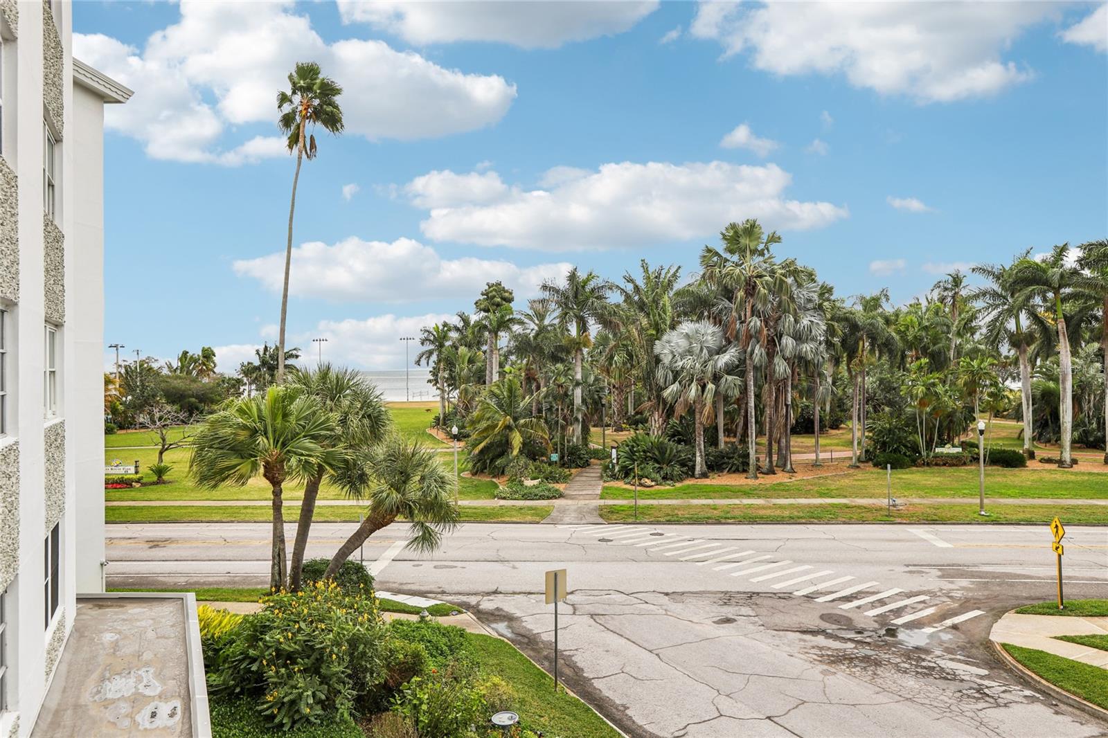 1100 N SHORE DRIVE NE 304