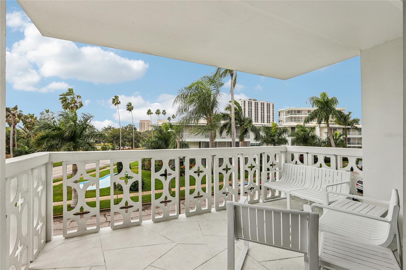 1100 N SHORE DRIVE NE 304