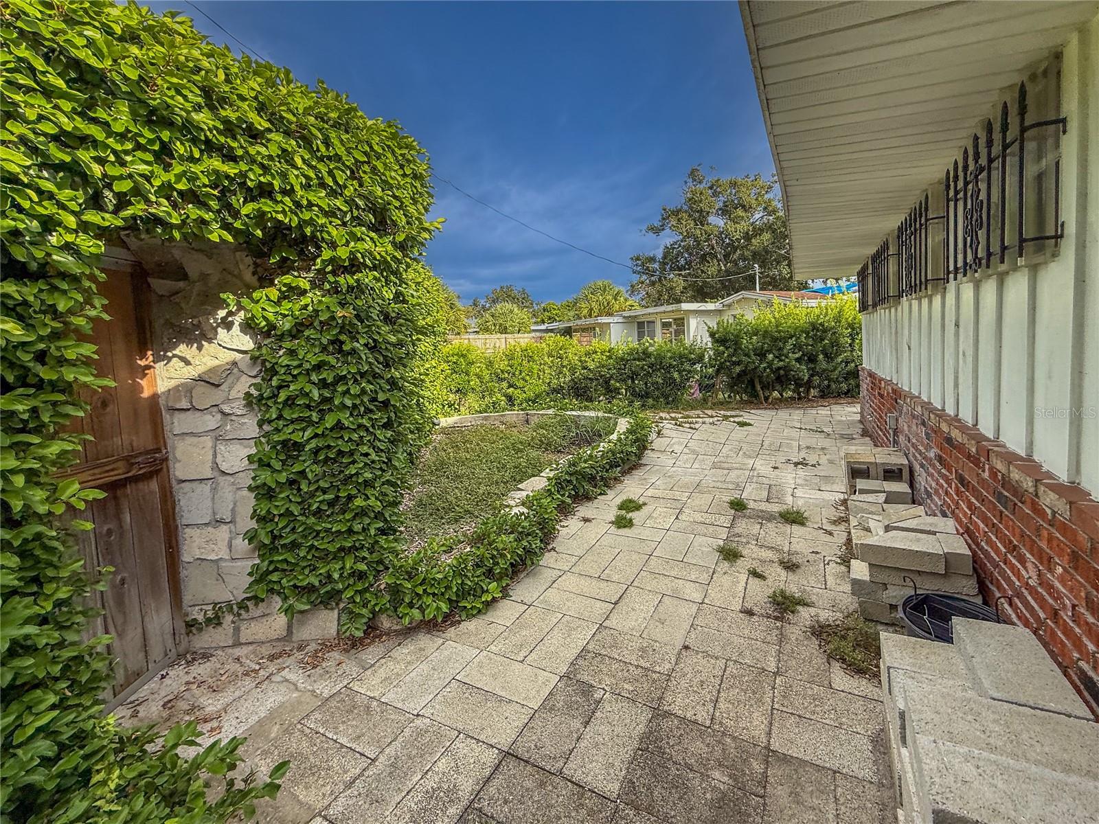 SOUTH GATE MANOR - Residential