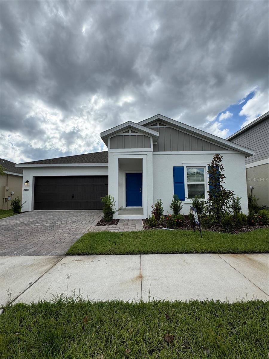 Welcome to this beautiful new construction home in Knightsbridge 50S, Kissimmee. It features 3 bedrooms, 2 full bathrooms, and a modern design created for your comfort and family lifestyle. Spectacular bathrooms with high-quality ceramic finishes and glass doors, adding elegance and natural light. Open concept “open floorplan” kitchen that connects with the family room and dining/café area; ideal for sharing moments with your loved ones. Includes a 2-car garage, backyard, and covered front porch to enjoy your mornings or evenings outdoors.
Community amenities: community pool with cabana for relaxation and gatherings, volleyball court, playground, and walking trails to enjoy nature. Just minutes away from shopping centers, restaurants, and stores in Kissimmee. Easy access to Lake Tohopekaliga (“Lake Toho”) for those who enjoy water activities or lakeside strolls. Also close to Walt Disney World and the main attractions of Osceola County.