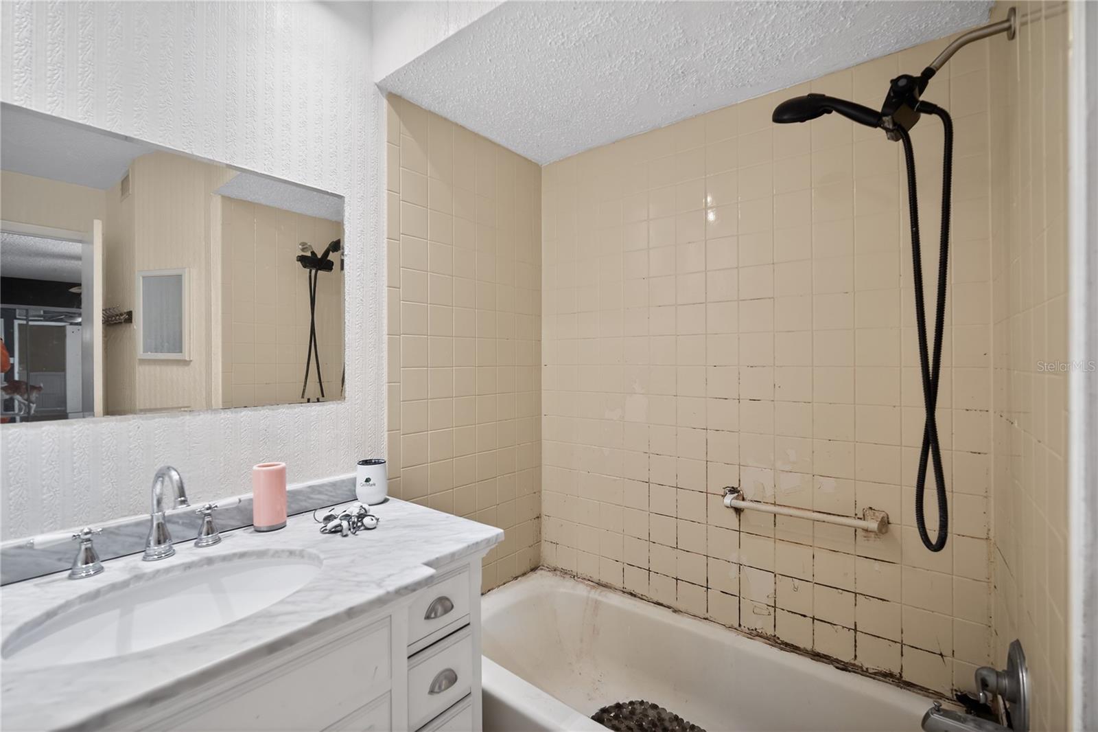 THE LAKES - Residential