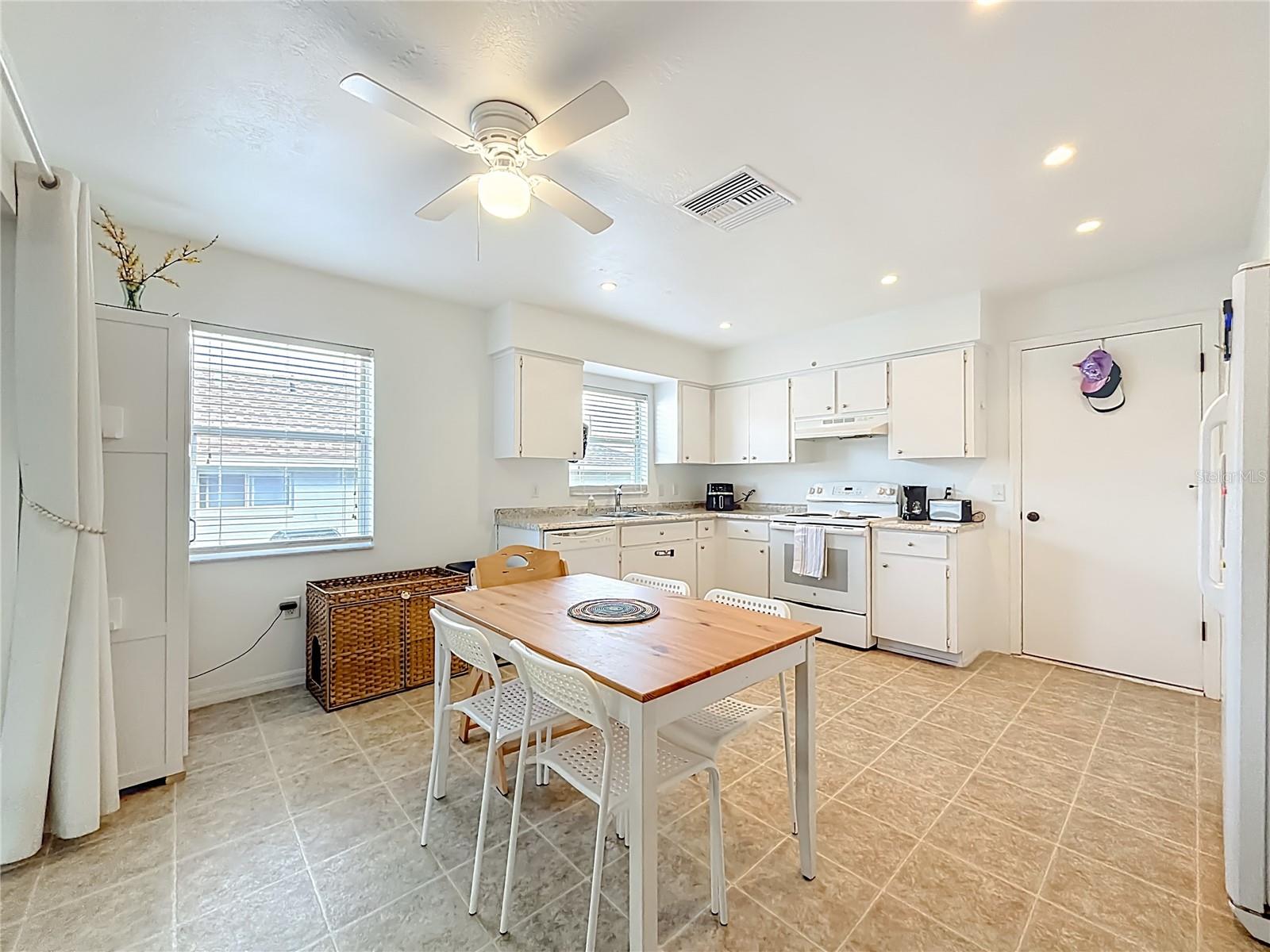 OAKWOOD VILLAGE BEVERLY HILLS PH 02 - Residential